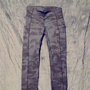 Lululemon Black Camo Leggings - Size 6